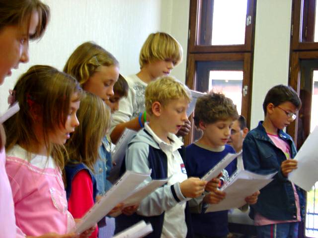 Children Singing Slavonia Thanksgiving Oct 15 2006.jpg